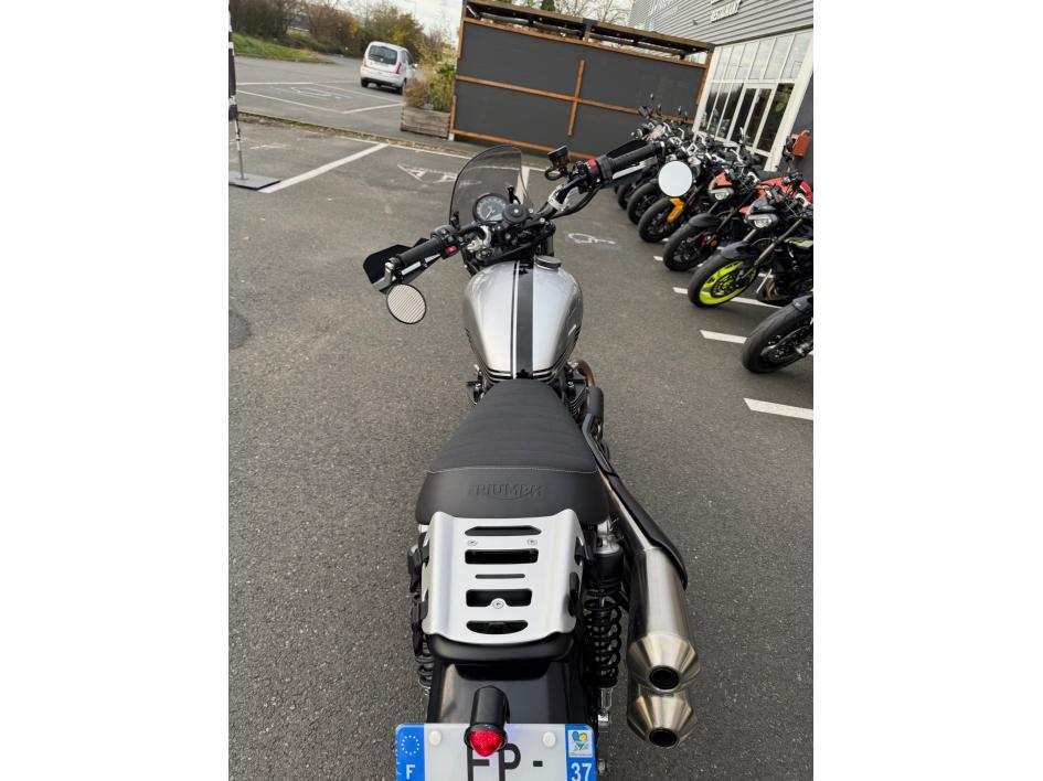 TRIUMPH STREET SCRAMBLER  900
