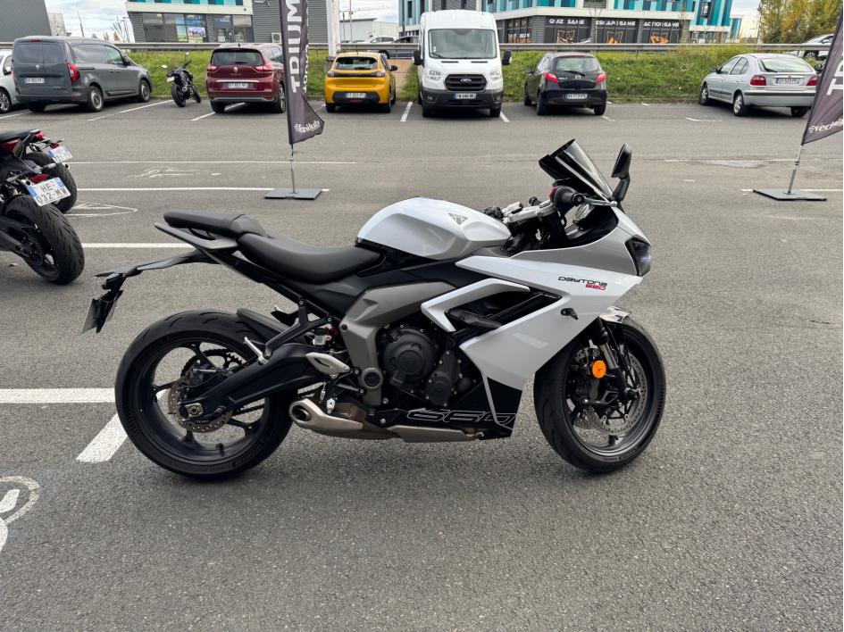 TRIUMPH 	DAYTONA 660