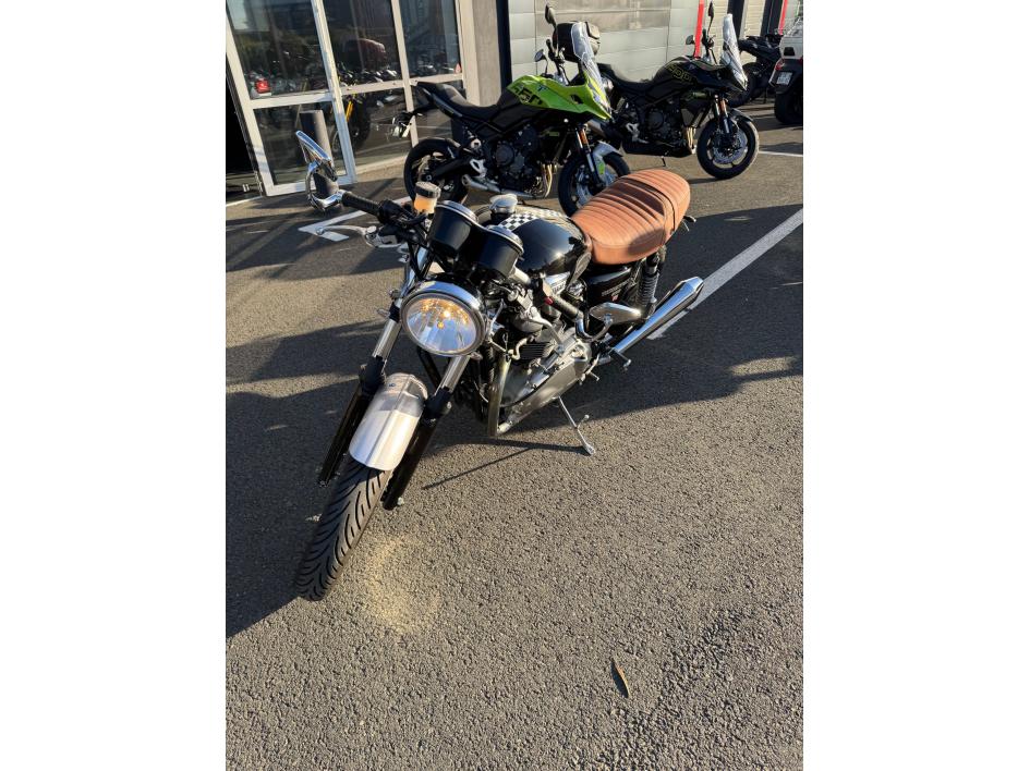 TRIUMPH THRUXTON 900
